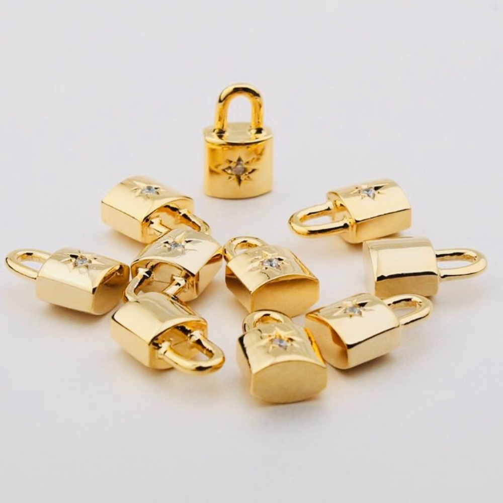 ✨✨Gold Padlock Star Necklace✨✨ - Picture 6 of 6